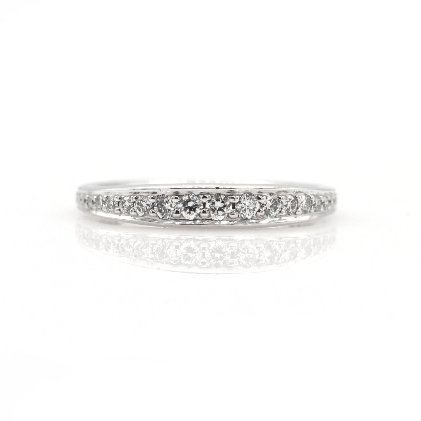 18k White Gold Diamond Graduated Band