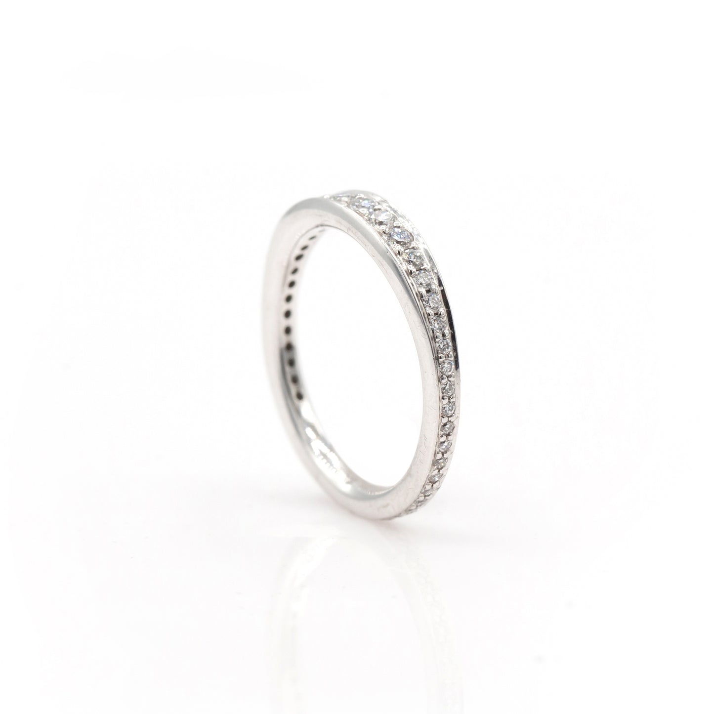 18k White Gold Diamond Graduated Band