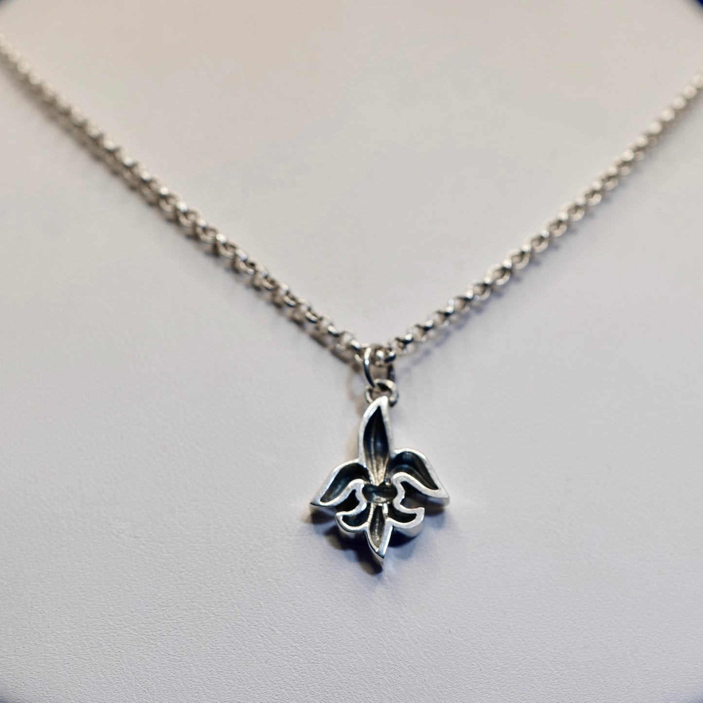 Tim & Mabel Fleur de Lis Graven Pendant