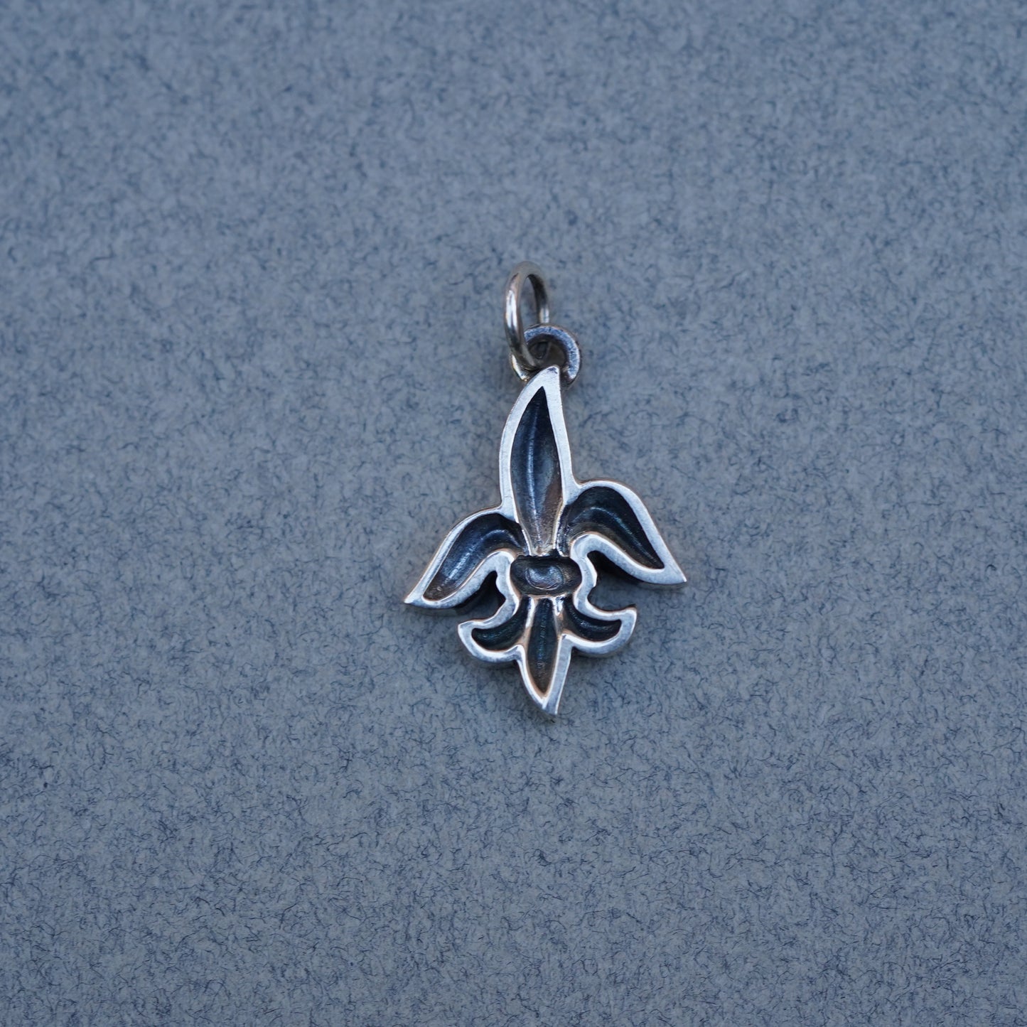 Tim & Mabel Fleur de Lis Graven Pendant