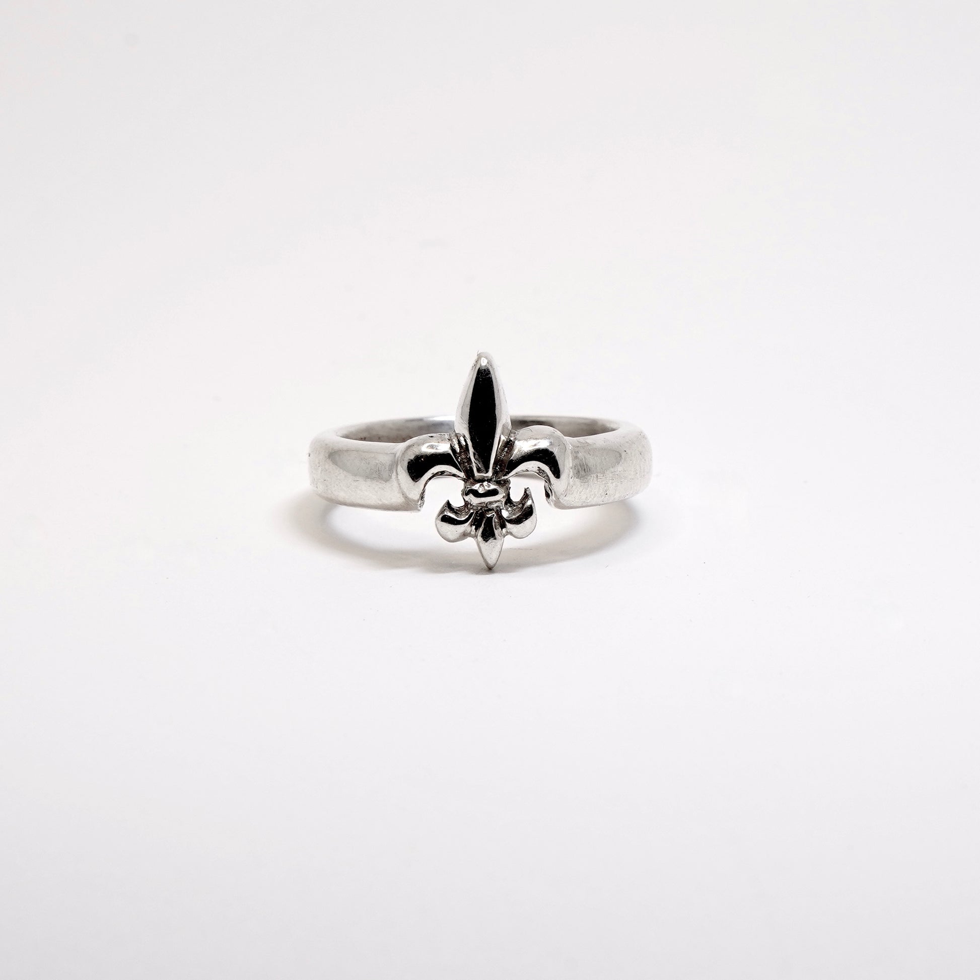 Tim Mabel Fleur de Lis Ring – Symmetry - Main Image