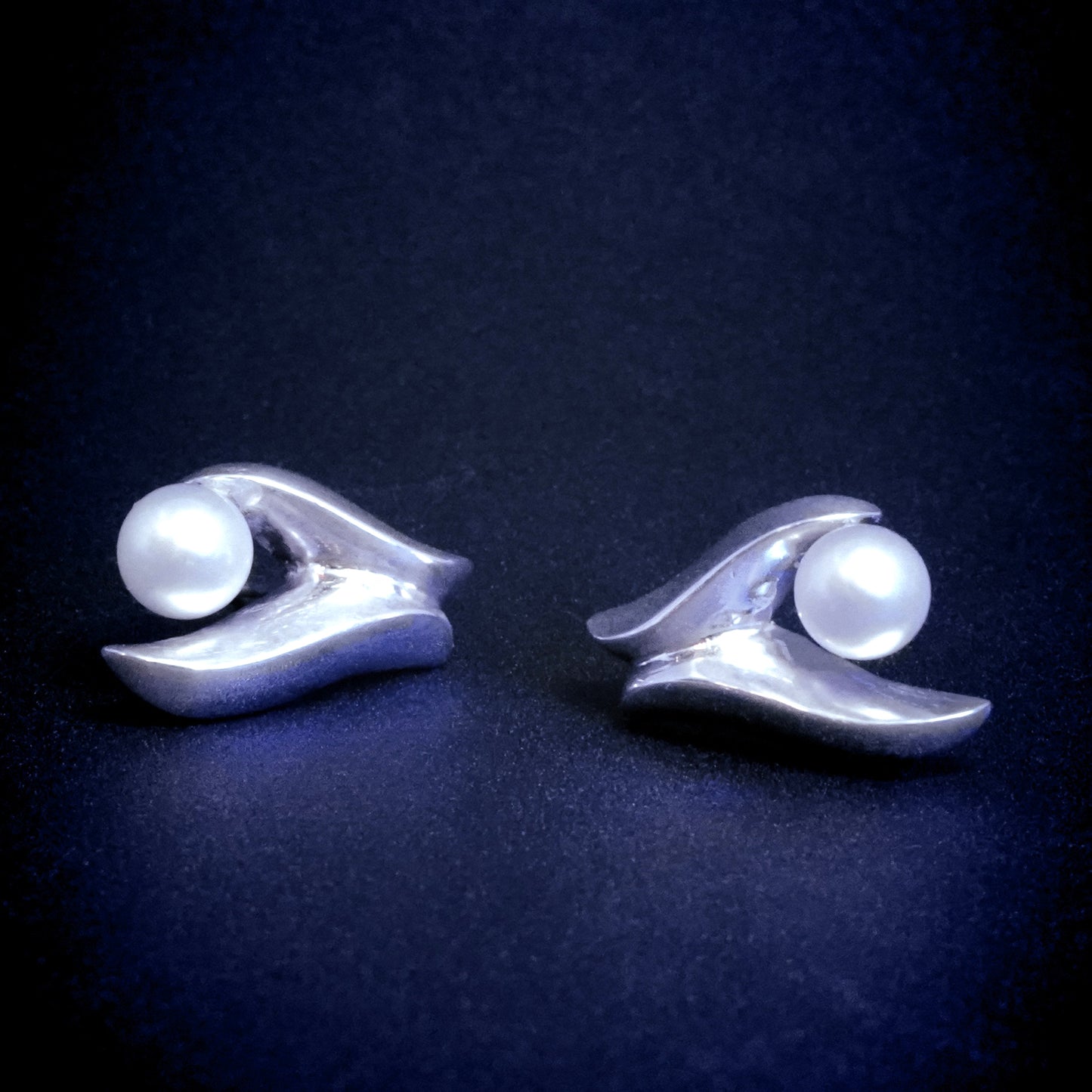 Tim & Mabel Wave Pearl Post Earrings